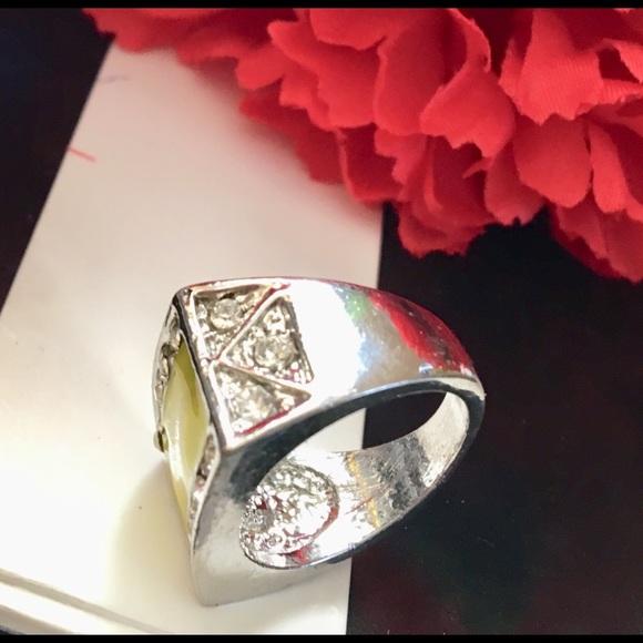 🔥BEAUTIFUL Yellow Statement Ring🔥
NWT🏷
SZ 5 1/2 - Picture 4 of 10